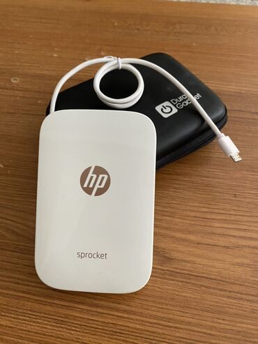 Printerlər: Ağ rəngli HP Sprocket cib printeri. Kompakt dizaynı onu səyahət zamanı