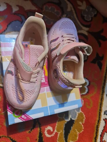 детская спортивная обувь: Продаю детские кроссовки на девочку в отличном состоянии. Подошва