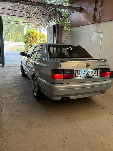 авто ижара: Volkswagen Vento: 1996 г., 1.6 л, Кол менен иштөөчү, Бензин, Седан — 3