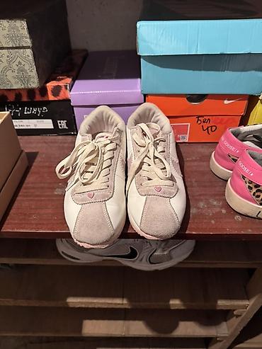 Айымдардын бут кийими: Кроссовкалар, 39, Nike, Колдонулган, түсү - Саргыч боз, Өзү алып кетүү — 2