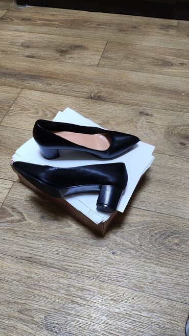 продам туфли женские: Туфли 38.5, цвет - Черный
