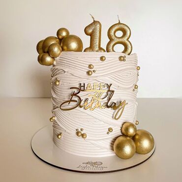 Tortlar: Zərif dizaynlı, ağ rəngli tort. Tortun ətrafı dalğalı bəzəklərlə əhatə — 12