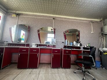 парикмахерские салоны: Сдается парикмахерское в начале Ак Жар людное место объездная дорога