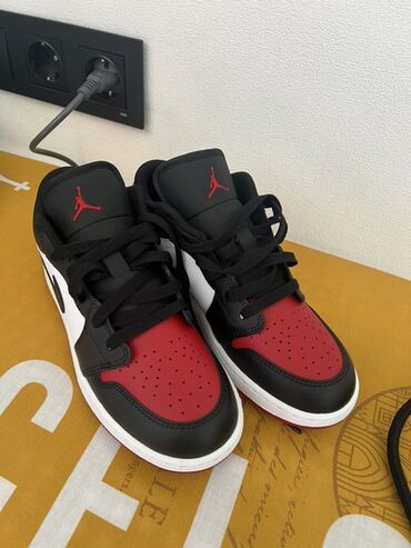 шикарный золотые комплекты с бриллиантами: Кроссовки Nike Air Jordan 1 Low (цветовая схема Black/White/Red)