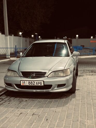 хонда црв 1: Серебристый седан Honda Accord, запечатленный в ночное время суток