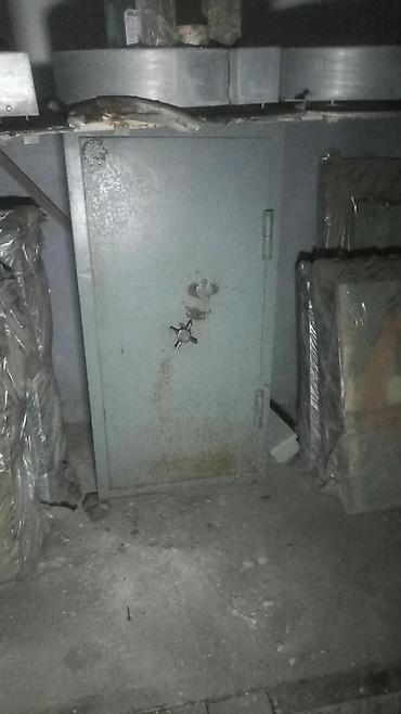 Metall seyf – iri həcmli, ikiqat divarlı, ağır konstruksiya. -