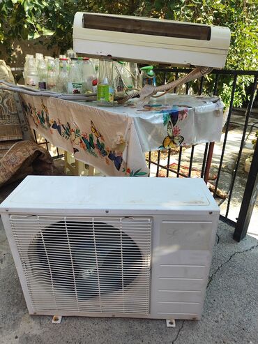Stəkanlar: Elite markalı split tipli kondisioner 35kv, ağ rəngdədir. Problemi