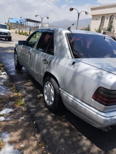 обмен квартиры на машину: Mercedes-Benz W124: 1993 г., 2.8 л, Механика, Бензин