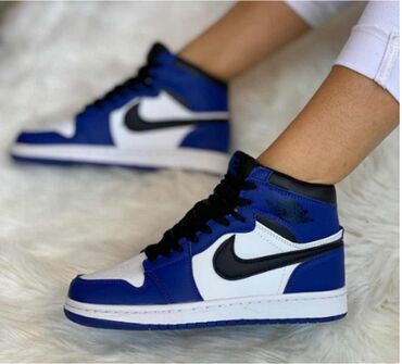 Patike: Jordan air 1 duboke jordanke

Novo
Brojevi 36 do 40 — 10