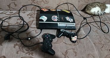 PS3 (Sony PlayStation 3): Игровая приставка PlayStation 3 в комплекте с двумя беспроводными