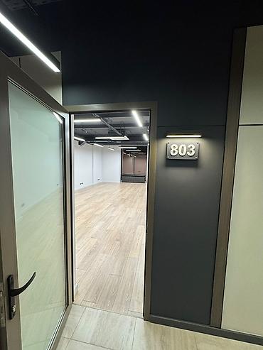почасовой офис: Сдаю The entire office: 57 м², В бизнес центре, С ремонтом, High ceilings — 2
