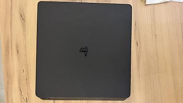 Видеоигры и приставки: Sony PlayStation 4 Slim 1TB satılır. Səliqəli işlədilib, texniki — 3