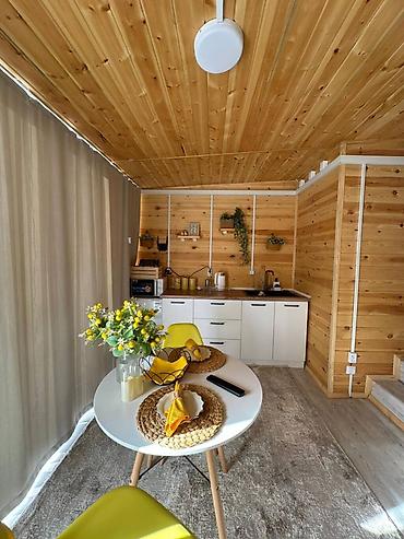 Двуспальные кровати: Сдается посуточно стильный модульный дом-студия из натурального дерева — 3