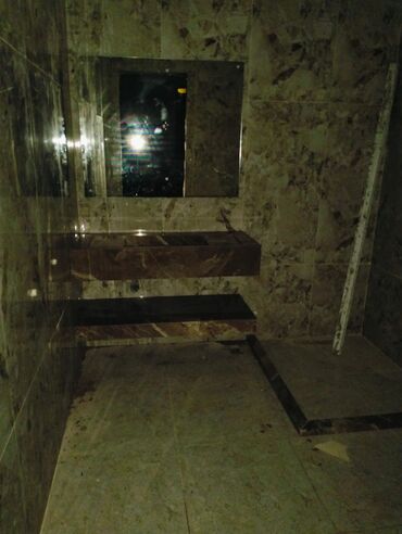 Moydadırlar: Mərmər effektli, düzbucaqlı formalı, qara rəngli dolablı asma tualet — 13