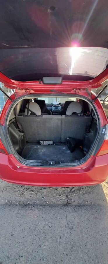 Honda: Продается компактный хэтчбек Honda Fit красного цвета. Автомобиль