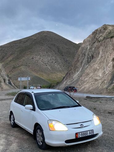 хонда цивик цена бишкек: Белый хэтчбек Honda Civic, оснащенный четырьмя дверями и багажной