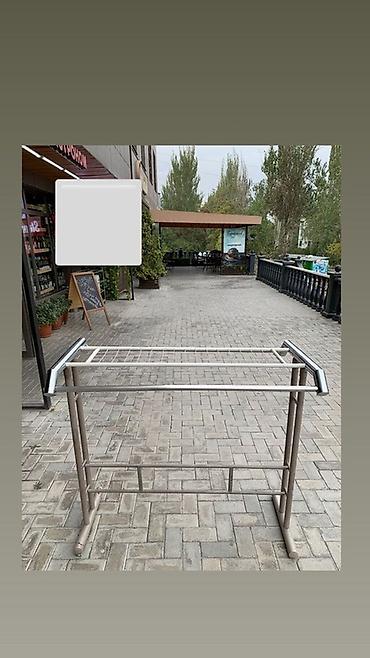 рейлы для одежды: Торговая стойка/пристенная вешалка для одежды на ножках Продаю — 2