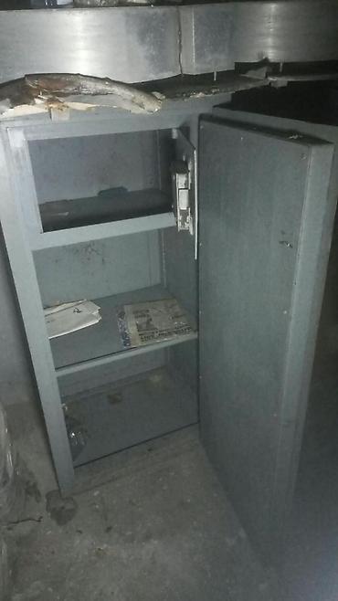 pul qutusu: Metall seyf – iri həcmli, ikiqat divarlı, ağır konstruksiya. - — 3