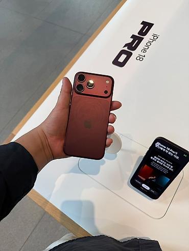 IPhone 18 Pro - Цвета на фото: бордовый, чёрный, светло‑голубой -