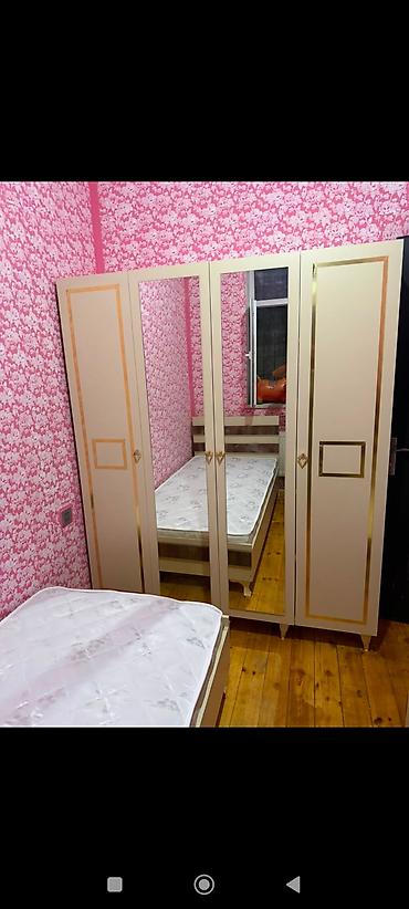 hamam ucun dolab: Dördkapılı paltar şkafı - Rəng: krem/bej tonlarında, qızılı dekor — 2
