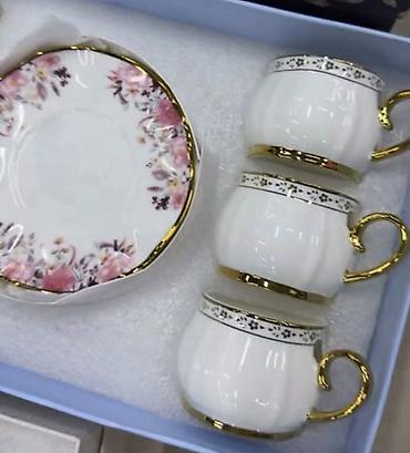 bacac diska statua: Porcelanski set šoljica za kafu/čaj u poklon-kutiji. - Sastav: 3 — 1