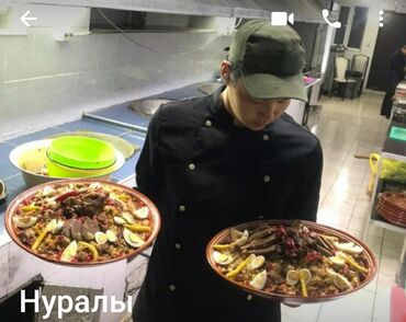 газ плита для кафе: Два блюда плова, искусно украшенные мясом, перепелиными яйцами и