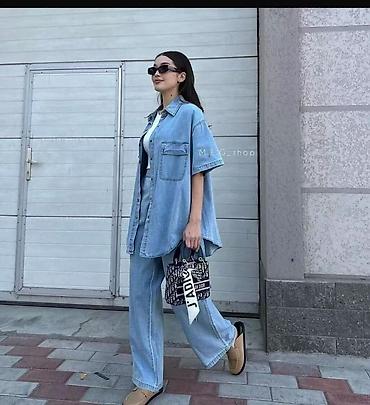 Костюмы с юбкой: Джинсовые комплекты для женщин Варианты: - Юбочный костюм из денима — 7