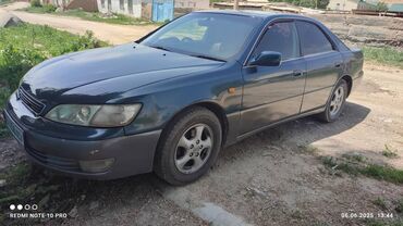 авариный машина: Седан Toyota с экономичным расходом топлива, в синем цвете. Автомобиль