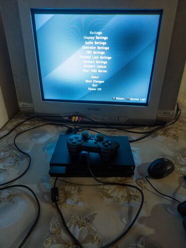 PS2 & PS1 (Sony PlayStation 2 & 1): Sony PlayStation 2 (PS2) oyun konsolu. Bu model PlayStation 2
