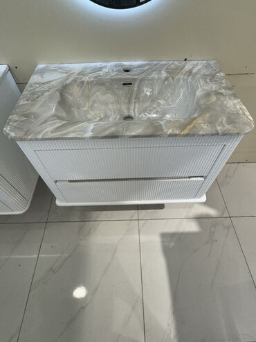 moyka şkaf: Mərmər görünüşlü üst hissəsi və iki çekmeceli ağ rəngli hamam dolabı