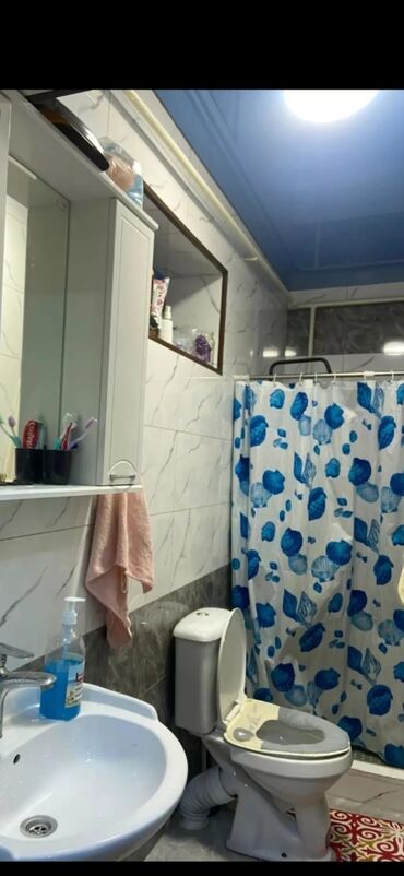 квартира берилет жер уйдон: 55 кв. м, 3 бөлмө, Унаа токтотуучу жай, Забор, тосулган