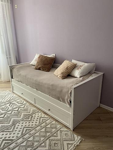 divan çarpayı: Ağ rəngli çoxfunksiyalı daybed/divan‑çarpayı Alt hıssesı dolapdır — 1