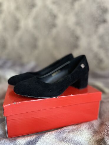 продаю женские сапоги: Туфли 35, цвет - Черный