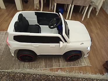 Uşaq üçün elektrik maşınları: Uşaq elektrik avtomobili – SUV tipli model - Korpusu ağ rəngdə, geniş — 1
