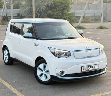 Kia: Электромобиль Kia Soul белого цвета с голубыми акцентами. Компактный и