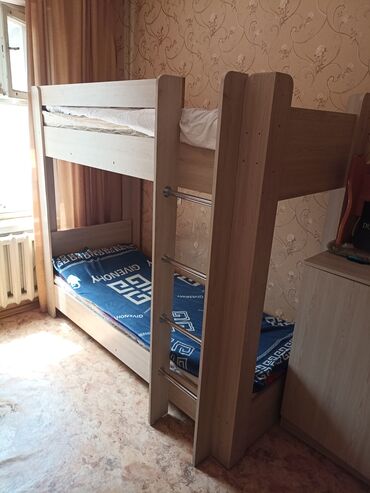 двухъярусная кровать и письменный стол: Продаю двухъярусную кровать размер высота 1.76 длина 1.97 ширина 76 и