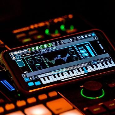 DJ-контроллерлер: Грувбокс ROLAND MV-1 VERSELAB. Roland Verselab MV-1 — компактная lalafo.kg да — 3 DJ-контроллерлер: Грувбокс ROLAND MV-1 VERSELAB. Roland Verselab MV-1 — компактная — 3