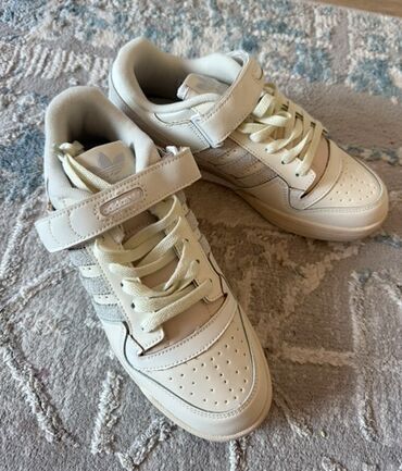 Кроссовки и спортивная обувь: Новые кроссовки Adidas, как раз на осень, подошва прошитая, наш размер