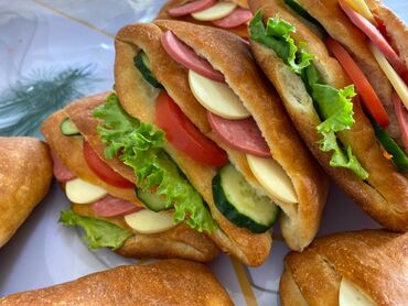 купить мясо домашних кур: Сэндвич, приготовленный из мягкой булочки, начиненной ломтиками