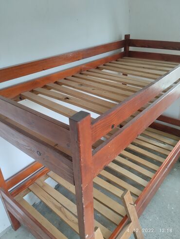 Kreveti: Krevet na sprat Krevet je dimenzije 195x 95 cm Visina 150 cm Krevet