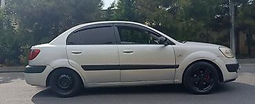 Kia: Kia Rio sedan (gümüşü rəng). Kompakt və sərfəli şəhər avtomobili — 4