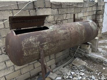 Lyuk qapaqları: Metaldan hazırlanmış iri həcmli silindrik çən/boru korpusu. Üst