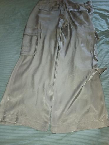 h: Braon nove od pravog satena H&M pantalone na slikama prikazuje — 1