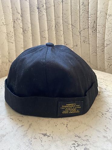 Kişi geyimləri: Qara minimal dizaynlı kasket (beanie-cap üslubu) - Rəng: qara - — 1