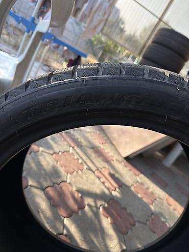 Зимние шины Triangle 245/40 R19 98Vбез порезов и шишек протектор почти