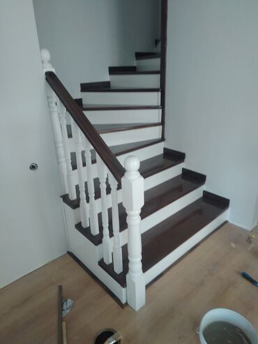 Деревянные лестницы: Деревянная лестница с окрашенными ступенями и белыми балясинами — 3