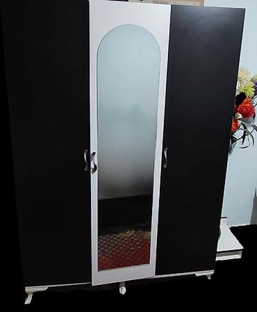 Dolablar: Üçqapılı paltar dolabı - Rəng: qara gövdə, ağ ön panel və ayaqlar - — 1