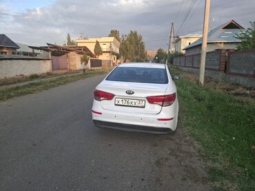 генератор на киа рио: Белый седан Kia Rio, оснащенный черным рулевым колесом и