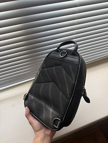 Рюкзаки: Сумка Coach Компактная барсетка из черной фактурной кожи с тисненным — 4