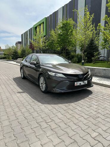 производство офисной мебели: Toyota Camry: 2018 г., 2.5 л, Вариатор, Гибрид, Седан